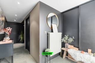 In Eine, een deelgemeente van Oudenaarde, treffen we deze instapklare en lichtrijke woning aan. Door de centrale ligging geniet de woning een uitstekende verbinding naar het centrum van Oudenaarde, winkels, scholen en openbaar vervoer.<br /><br />Technisch biedt de woning een regenwaterput, een ventilatiesysteem, HR-ketel op aardgas (2022), een waterverzachter, dak- en muurisolatie (EPC B) en een conforme elektrische keuring. Kortom; alles is aanwezig om nog vele jaren volop te genieten van deze prachtige eigendom.<br /><br />We betreden de woning via de ruime inkomhal die voorzien is van een aparte vestiaire. Verder biedt de woning op het gelijkvloers nog een ruime garage met automatische poort, wasplaats en een grote berging.<br /><br />Op de eerste verdieping bevindt zich de grote en lichtrijke woonkamer met gashaard, de eetplaats en de volledig ingerichte keuken. Vanuit de keuken is er de toegang tot een tweede ruime berging en het aanpalend terras. Verder is er ook nog een toilet.<br /><br />Op de tweede verdieping treffen we 3 grote slaapkamers en de pas gerenoveerde badkamer. De badkamer is voorzien van inloopdouche, ligbad, toilet en dubbel wasmeubel.<br /><br />Tot slot is er nog de geïsoleerde zolder en de gezellige tuin.<br /><br />Wenst u meer informatie of een bezoek? Neem dan snel contact op!<br /><br />