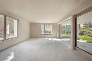 <p><strong>Gelijkvloers appartement, naadloos overlopend in de parktuin van Residentie "Driezenhof". <br /><br />Dit appartement biedt u een riante woonoppervlakte van 231m², exclusief het terras van 30m². U geniet hier volledige privacy en het appartement wordt volledig omgeven door de tuin. Hier woont u met het gemak van een appartement, maar met het gevoel van een gelijkvloerse villa in het groen. Het appartement is momenteel in casco staat en biedt nog alle mogelijkheden tot de afwerking met uw droomkeuken, vloeren, badkamers,... Dit is inbegrepen in de prijs en wordt aangeboden met ruime budgetten.<br /><br /></strong>U betreedt dit appartement via de riante inkomhal met daar de ruimte voor vestiaire, en directe toegang tot het gastentoilet en de berging. De leefruimtes zijn opgezet in L-vorm, en u geniet hier langs 3 zijden van natuurlijk daglicht en een schitterend zicht op de tuin. De keuken wordt volledig naar uw smaak ingericht en biedt de plaats aan een groot keukeneiland. In de eetkamer plaatst u probleemloos een tafel voor 10 of 12 personen. In de zithoek is het heerlijk vertoeven: Grote raampartijen geven uit over het terras van 30m² met zuidwest oriëntatie, naadloos in connectie met de tuin. <br /><br />De hoofdslaapkamer kan naar wens uitgerust worden met een dressing en heeft een ensuite badkamer met inloopdouche, apart toilet en ligbad (indien u dit wenst). Ook de badkamer kijkt uit op de tuin. Vervolgens heeft u een volwaardige logeer / kinderslaapkamer met aanpalend de 2e badkamer. De 3e kamer staat in connectie met de inkomhal, waardoor deze ideaal is als bureau of leeshoek. Maar indien gewenst kan deze perfect dienen als 3e slaapkamer.<strong> <br /><br />Parkeren </strong>doet u ondergronds, in de afgesloten parkeergarage. Hier wordt voor u een grote garage voorzien voor 2 wagens, dewelke afgesloten is met een elektrische poort. Uiteraard zal u elektrisch kunnen laden als u dat wenst. U bereikt de garage via een bijzonder grote lift. Uw fietsen stalt u in de fietsenstalling.<br /><strong><br /></strong>"<strong>Driezenhof</strong>"<strong> is project zoals ze maar zelden voorbij komen: Kleinschalig en in een unieke, groene stadsoase. Deze nieuwe residentie ligt heerlijk verscholen aan de autoluwe Driezenstraat, zonder twijfel één van de charmantste straatjes in het centrum.</strong> Hier woont u op een boogscheut van de Grote Markt en de winkelstraten, maar ontsnapt u volledig aan de stadsdrukte. Wij bieden u hier nog 3 villa-appartementen aan, op de gelijkvloerse of eerste verdieping en met oppervlaktes van 216m² tot wel 233m², exclusief riante terrassen die een ideale zuid + west oriëntatie, ultieme privacy en een magnifiek uitzicht over de parktuin genieten. Dit unieke stukje groen wordt ommuurd en onder architectuur aangelegd, waarbij uiteraard de monumentale bomen bewaard blijven. Hier geniet u een bijzonder ruimtelijk gevoel dankzij dit schitterende uitzicht, leefruimtes met raampartijen langs 3 zijdes en plafondhoogtes van +3 meter.<strong> </strong><br /><br /><strong>Een smaakvolle en tijdloze uitstraling hand in hand met natuurlijke materialen en de allerbeste, geavanceerde technieken</strong>: Geothermische warmtepomp, vloerverwarming + koeling, een ventilatiesysteem D met warmterecuperatie, zonnepanelen voor het collectieve verbruik met de mogelijkheid om uit te breiden met een privatieve installatie,... Het gebouw is Bijna Energie Neutraal (BEN) en men streeft naar een E-peil van 20. Het appartement wordt tot in de puntjes en volledig naar uw smaak afgewerkt. Hiervoor mag u rekenen op bijzonder ruime budgetten bij hoog aangeschreven leveranciers zoals Segers Interieur.<br /><br /><strong>De oplevering wordt verwacht net voor de zomer van 2025. Uiteraard heeft u nog alle inspraak in de afwerking van uw appartement. Is uw interesse gewekt? Laat u verwonderen over dit bijzondere project en contacteer ons voor meer informatie of een rondleiding ter plaatse op de werf. <br /></strong></p>