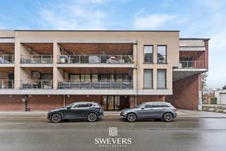 Interesse? Meer informatie op www.SWEVERS.be. - Welkom in de Zwarte Duivelsstraat 10 bus 1.6 in Halen, waar comfortabel wonen en een centrale ligging hand in hand gaan. Dit appartement op de eerste verdieping bevindt zich in het hart van de stad en vormt een uitstekende opportuniteit voor wie betaalbaar wil wonen of slim wil investeren. Hier woont u op wandelafstand van alles wat het dagelijkse leven aangenaam maakt.<br /><br />Het appartement werd gebouwd in 2007 en beschikt over een bewoonbare oppervlakte van 42 m². De indeling is compact maar functioneel, met een aangename living van 17 m² die baadt in natuurlijk licht. Dit is de plek waar u na een drukke werkdag tot rust komt. Waar u vrienden ontvangt. Of gewoon geniet van een rustige avond in uw eigen stek.<br /><br />Aansluitend vindt u de keuken van 4 m². Praktisch ingericht en klaar om volledig naar uw eigen smaak opgefrist te worden. Vandaag biedt ze alles wat u nodig heeft, morgen kan dit uw stijlvolle, hedendaagse kookruimte zijn. Met enkele gerichte ingrepen creëert u hier een eigentijds geheel dat perfect aansluit bij uw woonwensen.<br /><br />De slaapkamer van 8 m² biedt voldoende ruimte voor een comfortabel bed en kastruimte. Een gezellige cocon waar u elke ochtend ontspannen ontwaakt. <br /><br />De badkamer vervolledigt het geheel en beschikt over de nodige voorzieningen. <br /><br />Het appartement is volledig op te frissen, wat betekent dat u de unieke kans krijgt om het volledig naar uw hand te zetten. Geen compromissen, maar een inrichting die perfect bij u past. Dit is een ideale starterswoning of een interessante investering met meerwaarde op termijn.<br /><br />Comfort is verzekerd dankzij de aanwezigheid van een lift in het gebouw. Dat maakt het appartement niet alleen toegankelijk, maar ook toekomstgericht. Jong of iets minder jong: hier woont u zorgeloos op de eerste verdieping.<br /><br />De ligging is zonder twijfel een van de grootste troeven. U bevindt zich in het centrum van Halen, met winkels, horeca en andere voorzieningen op amper 5 tot 300 meter afstand. Even snel boodschappen doen of gezellig iets gaan eten? U wandelt er gewoon naartoe.<br /><br />Ook praktisch scoort deze locatie bijzonder sterk. Scholen bevinden zich op slechts 500 meter, openbaar vervoer op 150 meter. Bovendien ligt de E314 op amper 3,3 kilometer, wat zorgt voor een vlotte verbinding naar omliggende steden. Ideaal voor pendelaars die rustig willen wonen maar toch mobiel willen blijven.<br /><br />Voor wie graag ontspant in het groen ligt het Schulensmeer op slechts 2,5 kilometer. Denk aan zonnige wandelingen, fietstochten of een ontspannen namiddag aan het water. Hier combineert u het gemak van het stadscentrum met de rust van de natuur in de nabije omgeving.<br /><br />Bent u op zoek naar een betaalbaar appartement met potentieel, op een topligging in Halen? Dan is dit een buitenkans. Met de juiste opfrissing creëert u hier een eigentijdse woonplek of een rendabele investering voor de toekomst. Plan vandaag nog uw bezoek en ontdek zelf de mogelijkheden die dit appartement te bieden heeft. Wij van Swevers Real Estate helpen je maar al te graag verder. tel. 011 255 155. Bron bewoonbare oppervlakte: EPC-verslag.