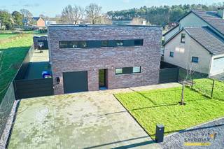 Sur un terrain spacieux et large de 850m² (anciennement 2 parcelles) nous trouvons cette maison kangourou récemment construite.Située dans une rue...