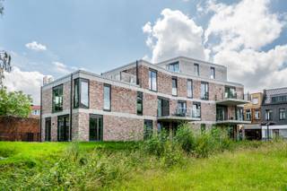 Welkom in deze prachtige nieuwbouwresidentie genaamd 't Zwen. Het project heeft een uitstekende locatie in de Statiestraat, de belangrijkste winkelstraat van Zwijndrecht. Hierdoor zijn er veel mogelijkheden om je te verplaatsen, zoals het station, Zwijndrecht dorp, de tram naar Antwerpen, winkels... en ze zijn allemaal op wandelafstand.<br /><br />Dit duplexappartement op de tweede en derde verdieping is zeer modern ingericht en afgewerkt met hoogwaardige materialen.<br /><br />Via de lift komen we op de tweede verdieping. Wanneer we het appartement betreden, komen we binnen via een anti-inbraakdeur in de <strong>inkomhal</strong>, waar we een <strong>bergkast</strong>, een <strong>aparte berging en toilet</strong> kan terugvinden. Vervolgens komen we in de<strong> woonkamer </strong>die zeer open en licht is dankzij de verschillende raampartijen die de woonkamer verbinden met het <strong>eerste terras</strong>. Het appartement heeft ook een <strong>open en volledig uitgeruste keuken</strong> met een kookeiland.<br /><br />Op de duplex verdieping zijn er <strong>twee slaapkamers</strong>, een <strong>badkamer</strong> en een <strong>dakterras</strong>. De eerste slaapkamer heeft toegang tot het dakterras, wat altijd prettig wakker worden is. De tweede slaapkamer is ideaal voor een tweepersoonsbed in combinatie met een kledingkast. De badkamer heeft een bad, een douche en een dubbele wastafel. Het tweede <strong>toilet</strong> bevindt zich apart in de nachthal.<br /><br />Het appartement is uitgerust met een <strong>videofoon</strong>, een <strong>warmtepomp </strong>en <strong>vloerverwarming.</strong><br /><br />Er is ook een mogelijkheid om twee <strong>ondergrondse parkeerplaatsen (€30 000 per staanplaats)</strong> en<strong> berging</strong> <strong>(€7 500)</strong> aan te kopen. Bij het appartement horen <strong>2 overdekte fietsenstaanplaatsen</strong> en een <strong>bakfietsplaats</strong> die in privébezit zijn.<br /><br />Technisch:<br />- EPC: E26, 45 kWh/m2jaar, label A<br />- Het appartement is momenteel <strong>verhuurd.</strong><br />- Het is mogelijk om dit appartement aan te kopen met 6% BTW. <br />- 50% korting op onroerende voorheffing<br /><br />Maak snel een afspraak voor meer informatie.