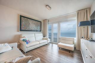 Luxueus ingerichte studio met frontaal zeezicht én eigen kookmogelijkheden (41m²) op het 8ste verdiep met adembenemend zeezicht te Blankenberge. Op wandelafstand van het levendige centrum van Blankenberge met winkels, restaurants en openbaar vervoer.<br /><br />Via de inkomhal komt men in de lichtrijke leefruimte waar men geniet van het prachtig frontaal zeezicht via de grote raampartijen. De volledig ingerichte open keuken is voorzien van kwalitatieve toestellen (kookplaat met dampkap van BORA, spoelbak, vaatwasser op hoogte, 2 combi-ovens, koffiemachine met bonen, koelkast en was- en droogmachine) en een strak werkblad, perfect geïntegreerd in de leefruimte. Verder beschikt de studio over een afzonderlijk Japans toilet en badkamer met inloopdouche en wastafel.<br /><br />De studio werd volledig vernieuwd met oog voor detail en afgewerkt met hoogwaardige, duurzame materialen. Het interieur straalt licht, rust en klasse uit. De studio wordt bemeubeld verkocht.<br /><br />Geen terras aanwezig, maar daartegenover wel een mooi open uitzicht op zee.<br /><br />In de kelderverdieping (-1) is een algemene fietsenstalling voorzien. De verwarming is individueel op gas. EPC label B (106 kWh). Wat de residentie betreft: alle water- en stijgleidingen werden vernieuwd; het dak werd 2 jaar geleden volledig geïsoleerd; de gevel is recent behandeld. Kortom een perfect onderhouden residentie.<br /><br />Mogelijkheid tot aankoop gesloten garagebox.<br /><br />Een unieke opportuniteit voor wie op zoek is naar kwaliteit, comfort en rust aan zee. <br /><br />Voor meer informatie of een bezoek ter plaatse, aarzel niet en bel Gaëlle op het nummer 0479 17 17 17.