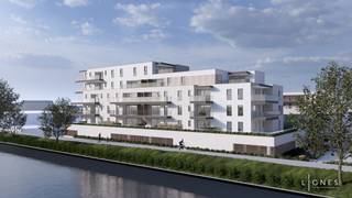 <p>We Invest Liège vous présente le projet « Natura View », résidence de 26 appartements offrant un cadre de vie calme et agréable au fil de l’Ourthe sans faire l’impasse sur la facilité d’accès et la proximité des commodités. Les appartements ont été conçus dans un souci de répondre au mieux aux besoins de ses résidents. Les appartements comportent 2 à 3 chambres pour une surface allant de 80 à 136 m². Les espaces de vie sont résolument tournés vers l’eau et offrent une luminosité optimale de par leurs larges baies vitrées (châssis double vitrage en aluminium) majoritairement orientées ouest, sud-ouest. Lorsqu’il est question d’espace de vie, les extérieurs ont toute leur importance. Tous les appartements sont équipés d’une terrasse, véritable pièce supplémentaire invitant à la déconnexion. Un soin particulier a été apporté aux techniques du bâtiment et ce, afin de répondre au mieux aux normes actuelles et futures. Ainsi, tous les appartements bénéficient d’un chauffage par le sol (chaudières individuelles), d’une ventilation double flux ainsi que d’une isolation thermique et acoustique à la pointe. Votre futur cocon est livré prêt à habiter, cuisine et salle de bain comprises. Vous souhaitez en savoir plus ? Contactez-nous !</p>