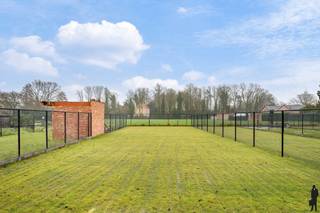 <p>Halfopen, moderne, <strong>kwalitatieve nieuwbouwwoning</strong> met warmtepomp en zonnepanelen en <strong>weids</strong> groen uitzicht.</p>
<p>Deze recente en kwalitatieve nieuwbouwwoning met strakke belijning, met warme rode gevelsteen en zwarte aluminium accenten is gelegen in een rustige, <strong>doodlopende straat</strong> in Essen-Heikant en combineert hedendaags wooncomfort met <strong>energiezuinige</strong> technieken en een prachtig weids zicht achteraan.<br /><br /><strong>Indeling:</strong><strong><br />Gelijkvloers</strong><br />-Bij het binnenkomen wordt u verwelkomd in een stijlvolle inkomhal voorzien van<strong> ingemaakte kasten </strong>met geïntegreerde indirecte verlichting.<br />-Apart gastentoilet met handenwasser en stijlvolle patroontegel<br />-<strong>Ruime leefruimte </strong>met grote raampartijen<br />-Moderne, <strong>luxueuze open leef keuken </strong>en straalt<strong> </strong>rust en verfijning uit en is volledig uitgerust met:<br />combi-oven, geïntegreerde dampkap, inductievuur, vaatwasser, geïntegreerde koelkast, geïntegreerde diepvries<br />-Extra berging/wasplaats met extra spoelbak en ingemaakt meubel<br />-Extra ruimte die perfect kan dienen als bureau, speelruimte of hobbykamer<br />-Volledige beneden verdieping verwarmd met <strong>vloerverwarming</strong><br /><br /><strong>Verdieping:</strong><br />-De bovenverdieping beschikt over <strong>3 volwaardige slaapkamers,</strong> allen afgewerkt met mooie parkettegel en voorzien van vloerverwarming<br />-De luxueuze badkamer is een echte eyecatcher en werd afgewerkt met<strong> hoogwaardige materialen,</strong> waaronder een stijlvolle terrazzo-accentwand<br />De badkamer beschikt over:<br />-Dubbele lavabo met meubel en spiegelkasten<br />-Ruime inloopdouche met glazen wand<br />-Tweede toilet<br />-Handdoekverwarmer<br /><br /><strong>Buitenruimte:</strong><br />De woning beschikt over een<strong> volledig omheinde tuin</strong> met nieuw geplaatste afsluiting en een aangelegd terras<br />Achteraan geniet u van een weids groen zicht zonder directe inkijk<br /><br /><strong>Troeven:</strong><br />-<strong>Warmtepomp</strong> lucht-water<br />-<strong>Vloerverwarming</strong> overal <br />-Voor 2730Wp aan 4 <strong>zonnepanelen</strong> <br />-<strong>Regenwaterput</strong> van 10.000 liter<br />-Aluminium ramen met extra geïsoleerde profielen<br />-Op de constructie(414.000€) wordt 21% BTW gerekend ,grondaandeel aan12% (196.000€)<br />-<strong>BEN-woning</strong><br />Deze woning combineert energiezuinig wonen, moderne afwerking en een top ligging in Essen<br />Ideaal voor gezinnen of wie comfortabel en toekomstgericht wil wonen.</p>