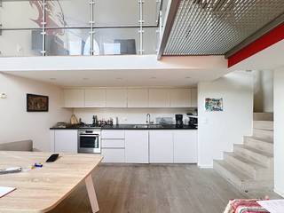 Heerlijk ruim en licht wonen in Brugge – mét tuin en eigen garage!<br />Zoek je een echt groot huis in het centrum van Brugge waar je de ruimte hebt, maar wel lekker rustig woont? Dit is er zo een. Je woont hier supercentraal en dicht bij alles wat de stad te bieden heeft, maar net buiten de drukke toeristenzones. Met drie verdiepingen, een eigen tuin en een garage is dit gewoon een heel fijne en comfortabele plek om te wonen.<br /><br />Het hele huis is voorzien van een mooie parketvloer, wat meteen voor een warme en gezellige sfeer zorgt. Wat ook ideaal is: overal in het huis zijn al slimme inbouwkasten geplaatst. Dat scheelt een hoop gedoe met zware kasten verhuizen en zorgt ervoor dat je spullen meteen netjes opgeruimd zijn.<br /><br />Iedereen die Brugge kent, weet dat parkeren een uitdaging kan zijn. Hier heb je daar geen last van, want het huis heeft een inpandige garage. Je auto staat dus altijd veilig en droog binnen. Heb je daarnaast nog veel spullen, fietsen of een hobby? De grote kelder is perfect als extra opslagruimte. Qua energie zit het met een EPC-label C ook helemaal prima.<br /><br />Algemeen: <br />- Huurprijs: €1.150,00/maand<br />- Beschikbaar vanaf 01/08/2026<br />- inpandige garage <br />- EPC c<br />- Parketvloer over de hele woning<br /><br />De snelste manier om een bezoek te brengen aan dit pand? Vraag je bezoek aan via de roze knop op onze website (www.dewaele.com) en je wordt gecontacteerd door één van onze verhuurexperten.