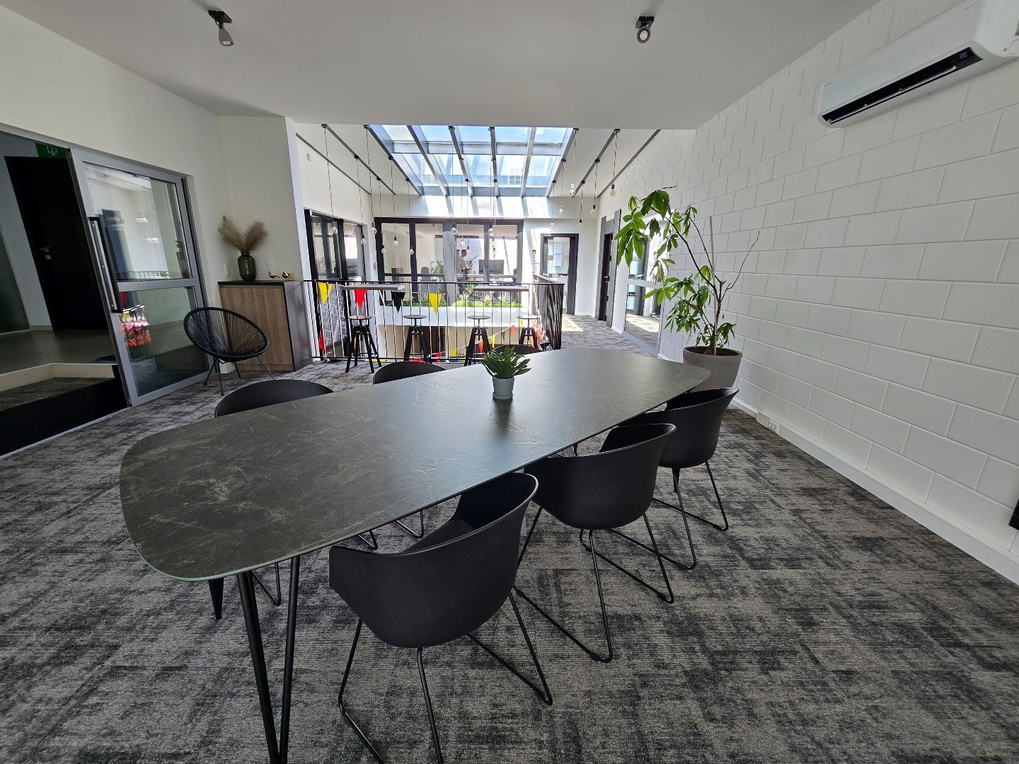 Terbeschikkingstelling van infrastructuur in vernieuwde kantoren met parking, v.a. 21 m², Genk-Noord - foto 4