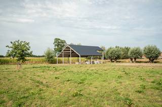 Deze buitengewone nieuwbouw villa, dat uitermate gunstig in de serene landelijke omgeving van Moerkerke (Damme) gelegen is, biedt een zeldzame kans om uw toekomstige droom(t)huis op maat te creëren. Op een riant perceel van 4.635 m² geniet u van absolute rust en privacy, omringd door adembenemende vergezichten. Dit uniek eigendom beschikt over circa 259m² aan bewoonbare oppervlakte (5 slaapkamers, waarvan 1 op het gelijkvloers / mogelijkheid tot bureau + 2 badkamers), dat u naar eigen wens en smaak conform uw persoonlijke visie op luxe wonen kan afwerken. Dit uitzonderlijke huis met recent bijgebouw te koop combineert het beste van twee werelden: de rust van de natuur en de nabijheid van bruisende steden zoals Brugge, Knokke en Damme. Een exclusief toevluchtsoord dat u volledig naar uw eigen hand kunt zetten.