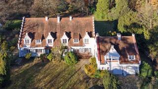 Standingvolle villa op een mooi perceel van 53 are met tuin en bos in een rustige en residentiële straat. West georiënteerd.Omvat: 80m² diverse...