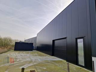 Newly built industrial building with a total surface of 2,265 m² consisting of 1,355 m² warehouse in combination with a showroom of 455 m² and on...