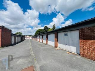 Te centrum Brakel bieden we 4 ruime garages aan (18 m²) gelegen op een privé terrein en afgesloten door een kantelpoort. Garage complex "Den Appel" wordt beheerd door een externe syndicus. De staanplaatsen hebben een oppervlakte van 27 m².  Kunnen afzonderlijk of samen aangekocht worden. De garages zijn momenteel verhuurd.<br />Prijs per garage : € 20000<br />Prijs per staanplaats : € 8000<br />Voor meer inlichtingen of een afspraak ter plaatse, contacteer Veronique 0483/676579