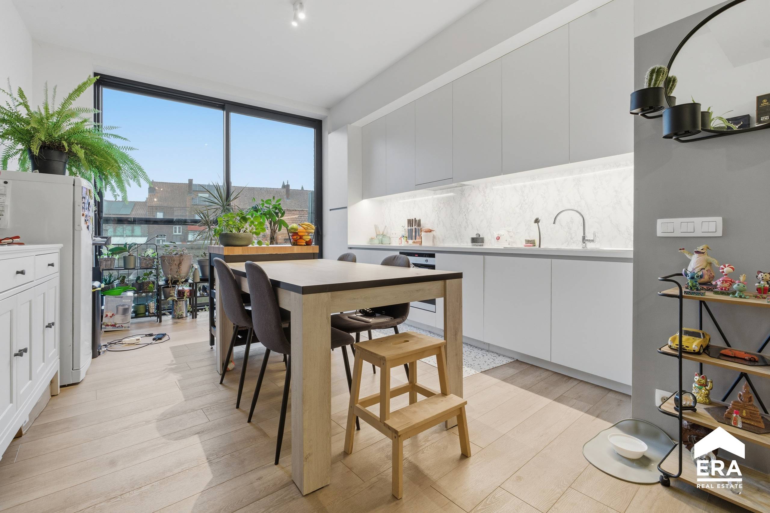 Ruim appartement met 4 slaapkamers en zonnig terras te huur - foto 3