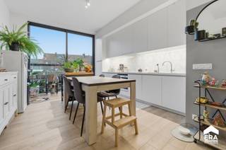 <p><strong>Ruim appartement met 4 slaapkamers en zonnig terras te huur</strong></p><p>Op zoek naar een ruim appartement met een praktische indeling en veel comfort? Dan is dit triplex appartement zeker het ontdekken waard.</p><p>Op de eerste verdieping bevindt zich de lichtrijke open leefruimte met volledig geïnstalleerde keuken. Aansluitend geniet u van een ruim en zonnig terras, ideaal om in alle rust buiten te zitten. Verder is er op deze verdieping ook een afzonderlijk toilet voorzien.</p><p>De tweede verdieping omvat twee volwaardige slaapkamers en een eerste badkamer, uitgerust met wastafel, inloopdouche en toilet.</p><p>Op de derde verdieping vindt u nog twee extra slaapkamers, waaronder een bijzonder ruime slaapkamer. Daarnaast is er een tweede badkamer met wastafel en inloopdouche, wat deze woonst extra comfortabel maakt voor grotere gezinnen of wie graag wat extra ruimte heeft.</p><p>Helemaal bovenaan is er bovendien nog een handige zolderruimte, ideaal als extra bergruimte.</p><p>Ook technisch scoort dit appartement sterk: het gebouw is voorzien van centrale verwarming op aardgas, en werd totaal vernieuwd in 2021. Er is een conforme elektrische keuring.</p><p><strong>Troeven:</strong></p><ul><li>ruim triplex appartement</li><li>4 slaapkamers</li><li>2 badkamers</li><li>zonnig en ruim terras</li><li>handige zolderruimte</li><li>conforme elektrische keuring</li></ul>