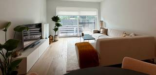 Instapklaar BEN-appartement (2021) met voortuin + terras & achteruin nabij centrum Boechout <br />Bent u op zoek naar een recent nieuwbouwappartement, maar wilt u de hoge kost van 21% btw vermijden? Dan is dit een unieke opportuniteit. Dit appartement werd opgeleverd in 2021 en verkeert in uitstekende staat.<br />Op een gunstige locatie nabij het centrum van Boechout bevindt zich dit moderne en instapklare appartement op het gelijkvloers van een mooie residentie. Dankzij de combinatie van hedendaags wooncomfort, energiezuinige technieken en een uitstekende bereikbaarheid is dit de ideale woonst voor wie zorgeloos wil genieten.<br />Bij binnenkomst wordt u verwelkomd in een lichtrijke leefruimte met open keuken en stijlvolle parketvloer. De open indeling creëert een ruimtelijk gevoel en zorgt voor een aangename woonbeleving. Vanuit de leefruimte heeft u rechtstreeks toegang tot de ruime voortuin.<br />Het appartement beschikt over twee slaapkamers, waarvan 1 slaapkamer momenteel in ingericht als dressing. De moderne badkamer is uitgerust met een ruime inloopdouche. Daarnaast zijn er een afzonderlijk gastentoilet en een praktische berging/wasruimte met plaats voor wasmachine, droogkast en technische installaties.<br />Ook op energie vlak scoort dit appartement uitstekend. Het betreft een BEN-woning (Bijna-EnergieNeutraal), uitgerust met zonnepanelen, een ventilatiesysteem en een slimme thermostaat. Dit resulteert in een comfortabele woonomgeving én lage energiekosten.<br />Verder beschikt het appartement over:<br />•Twee privatieve fietsplaatsen <br />•Gemeenschappelijke fietsenberging<br />•Private parkeerplaats (ondergrondse garage)<br />•Alle ramen zijn voorzien van vliegenramen <br />•Praktische en grote buitenberging <br /><br />Troeven op een rij:<br />✔ Opgeleverd in 2021 – quasi nieuwbouwstaat<br />✔ Aankoop onder registratierechten <br />✔ Energiezuinige woning met zonnepanelen<br />✔ Gelijkvloers<br />✔ Twee slaapkamers<br />✔ Privatieve parkeerplaats en fietsplaatsen<br />✔ Lage gemeenschappelijke kosten<br />✔ Nabij centrum, winkels, openbaar vervoer en