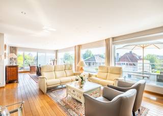 Zonnig & ruim driegevel appartement van 124 m² + 26,75 m² terras te koop in de standingvolle villaresidentie Edelweiss te Oostduinkerke. De residentie Edelweiss geniet van een bevoorrechte ligging: op wandelafstand van de duinen, de zee, het openbaar vervoer en het commercieel centrum van Oostduinkerke-Bad. Kortom: de ideale locatie voor uw vaste woonst of magnifiek tweede verblijf! <br /><br />Het zeer kwalitatief afgewerkt appartement werd als volgt ingedeeld: inkomhal | afzonderlijk toilet | ruime leefruimte voorzien van een gashaard uitgevend op zonnig hoekterras met open & groen zicht | open, volledig uitgeruste keuken voorzien van kwalitatieve toestellen met aansluitende berging met aansluiting voor wasmachine en droogkast | nachthal | ruime, volwaardige slaapkamer | badkamer voorzien van dubbele lavabo in meubel, tweede toilet en bubbelbad | tweede, zeer ruime slaapkamer met aansluitende slaaphoek & bureauhoek | douchekamer met lavabo in meubel en inloopdouche. <br /><br />Mogelijkheid tot aankoop van zeer ruime garagebox (3m55 breed op 11m95 diep) voorzien van elektriciteit en verlichting in de kelderverdieping van de residentie. Ook mogelijkheid tot aankoop van zeer grote kelder (4m35 op 3m45) op niveau -1. <br /><br />TROEVEN:
<ul>
<li>Zonnescreens</li>
<li>Volle parket in leefruimte & slaapkamers</li>
<li>Aankoop ruime garage en kelder mogelijk </li>
<li>Zuidwest gerichte leefruimte met aanpalend terras</li>
</ul>
Wonen in stijl te Oostduinkerke? Op zoek naar een ruim en luxueus tweede verblijf? Contacteer ons snel voor een afspraak aan dit prachtig appartement.