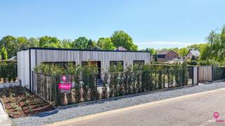 Bij ImmoFusion 7/7 “open huis” : klik op onze 3D-TOUR.<br /><br />Welkom in deze prachtige, totaal vernieuwde woning gelegen in de Lillostraat 15. Dit moderne pand combineert comfort, ruimte en privacy op een perceel van maar liefst 7 are.<br /><br />Bij het betreden van de woning valt meteen de uitzonderlijk ruime living op, die naadloos overloopt in de open keuken. Deze stijlvolle keuken is uitgerust met een groot kookeiland en hoogwaardige toestellen, waaronder een inductiekookplaat met ingebouwde afzuiging, afwasmachine en een koelkast, ideaal voor wie houdt van koken en gezellig samenzijn.<br /><br />De woning beschikt over drie volwaardige slaapkamers, elk voorzien van airconditioning, net zoals de leefruimte. Alle kamers bevinden zich op het gelijkvloers, wat zorgt voor optimaal wooncomfort en toegankelijkheid.<br /><br />De badkamer is een echte eyecatcher, met een moderne douchecabine en een luxueus tweepersoons ligbad met massagefunctie, perfect om volledig tot rust te komen.<br /><br />Een absolute meerwaarde is de volledig onderkelderde verdieping. Deze biedt niet alleen plaats aan een ruime inpandige garage, maar ook tal van mogelijkheden voor extra opslag, een hobbyruimte, fitness of zelfs een werkatelier. Dankzij de grootte en praktische indeling vormt de kelder een bijzonder functionele uitbreiding van de woning.<br /><br />Buiten geniet u van een ruim, volledig overdekt terras en een omheinde tuin die volledige privacy garandeert. De rustige ligging in een aangename woonwijk maakt het plaatje compleet.<br /><br />Pluspunten:<br />- Volledig onderkelderd met inpandige garage<br />- Voorzien van zonnepanelen<br />- Strakke en moderne afwerking<br />- Totale privacy op het perceel<br />- Rustige ligging<br /><br /><span>Maatregelen opgenomen in het Maatregelenregister: nee</span><br /><br />Kortom, een instapklare woning waar comfort, luxe en rust centraal staan.<br /><br />Voor een bezichtiging ter plaatse of meer info, bel ons op 078/78.78.70, of kom gewoon binnen op ons kantoor, steeds welkom!