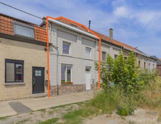 EERSTE BEZOEKDAG VRIJDAG 21/08 VAN 16U - 19U (ENKEL OP AFSPRAAK!!)<br /><br />LEDE - Centraal gelegen rijwoning met 3 slaapkamers<br />Alle voorzieningen zoals winkels, scholen, openbaar vervoer en het station zijn nabij.<br /><br />In 2019 onderging deze stadswoning een totaalrenovatie.<br />Naar indeling toe beschikt het op het gelijkvloers over een inkomhal, een gastentoilet, een keuken en een woonkamer.<br />Op de eerste verdieping bevinden zich twee slaapkamers en de badkamer met douche en toilet.<br />De zolderverdieping herbergt de derde slaapkamer met douche en lavabo.<br /><br />Naar comfort toe beschikt deze woning over centrale verwarming op gas, dubbele beglazing en conforme elektrische installaties.<br /><br />Dit pand kan ook perfect dienen als opbrengsteigendom, het is tevens momenteel verhuurd via het SVK.<br /><br />Kortom bent u op zoek naar een centraal gelegen rijwoning met 3 slaapkamers die u een mooi rendement kan opleveren, aarzel dan niet en maak snel uw afspraak! Voor meer info of bezoek 053/60.65.60<br /><br />De vermelde prijs is een richtprijs. Na ontvangst van de biedingen zal de verkoper beslissen of hij/zij de eigendom verkoopt aan het beste bod. De richtprijs is aldus niet bindend voor de verkoper. Voor meer info kunt u ons contacteren of het reglement raadplegen op onze website.