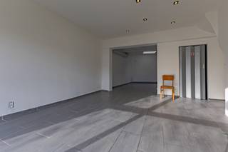 Immo Pické biedt U deze commerciële handelsgelijkvloers met duplex appartement op een TOPLIGGING in het centrum van Halle aan. <br />Deze handelswoning is gelegen in de directe nabijheid van verschillende faciliteiten (winkels, openbaar vervoer, scholen en belangrijke verbindingswegen). <br />De gelijkvloerse verdieping bestaat uit een lichtrijke commerciële ruimte dat enerzijds toegang geeft tot een keuken (nog te installeren) en een sanitaire ruimte.<br />Daarnaast beschikt deze handelswoning over een duplex-appartement, die betreed kan worden via een aparte ingang. <br />Op de eerste verdieping bevindt zich een nachthal, 2 slaapkamers (18m² en 8m²), een toilet en een badkamer. <br />De tweede verdieping bestaat uit een ruime leefruimte (40m²) met een open keuken.<br />Wens je meer informatie, aarzel dan niet om ons kantoor te contacteren.
