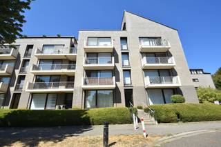 <h1><span>Prachtig, instapklaar appartement (105m²), staanplaats en kelderberging in prestigieuze residentie 'De Pekpot'</span></h1><h1><span>Voor eigen bewoning of als investering! TOPPER!!</span></h1><p><span>Bent u op zoek naar een kwalitatieve woning op een toplocatie of een slimme investering? Dit prachtige en uitstekend onderhouden appartement van 105m² in de residentie De Pekpot biedt het beste van twee werelden: rust en groen, gecombineerd met de nabijheid van het centrum van Beringen.</span></p><h3><span>Uw nieuwe thuis of investering</span></h3><p><span>Dit appartement is de ideale keuze voor wie houdt van comfort en zorgeloos wonen. Dankzij de ligging in een verkeersarme en rustgevende groenomgeving geniet u hier van een oase van stilte, terwijl alle faciliteiten van Beringen-centrum zich op wandelafstand bevinden.</span></p><h3><span>Waarom dit appartement uw aandacht verdient:</span></h3><ul><li><span>Ruimte en licht:</span><span> Met een bewoonbare oppervlakte van 105m² geniet u van een royale indeling en een aangename woonervaring.</span></li><li><span>Instapklaar en goed onderhouden:</span><span> Het appartement verkeert in een uitstekende staat van onderhoud.</span></li><li><span>Energiezuinig comfort:</span><span> De verwarmingsinstallatie is recent vernieuwd (juni 2026), waardoor u profiteert van een modern en efficiënt Viessmann-systeem (type B0KA-25, energieklasse A). </span></li><li><span>Transparante maandelijkse lasten:</span><span> De gemeenschappelijke kosten bedragen 140 euro per maand. Hierin is tevens het waterverbruik inbegrepen, met een transparante jaarlijkse afrekening op basis van uw eigen werkelijke verbruik.</span></li><li><span>Toplocatie:</span><span> Geniet van een rustige, groene woonomgeving zonder in te boeten op de bereikbaarheid van het stadscentrum.</span></li></ul><h3><span>Technische troeven:</span></h3><ul><li><span>Verwarming:</span><span> Recente, hoogwaardige Viessmann-ketel (geplaatst/opgestart 30/06/2026), wat zorgt voor een zorgeloze en energiezuinige verwarming. </span></li><li><span>Elektrische keuring:</span><span> De elektrische installatie is gekeurd en conform. </span></li><li><span>Oppervlakte:</span><span> Een comfortabele 105m² aan bewoonbare ruimte.</span></li></ul><p><span>Of u nu op zoek bent naar een nieuwe plek om te wonen of een rendabel vastgoedproject voor uw portefeuille, dit appartement in residentie 'De Pekpot' is een buitenkans.</span></p><p><span>Plan vandaag nog uw bezoek en ontdek zelf de troeven van deze unieke woonst! info@animovastgoed.be</span></p><p><span>De verstrekte informatie is gebaseerd op documentatie van het onroerend goed. </span></p>