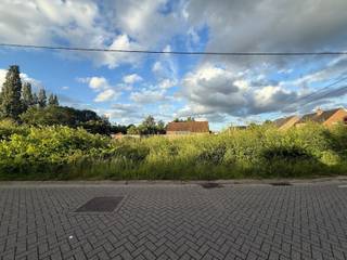 <span>Rustig gelegen perceel bouwgrond voor open bebouwing met een oppervlakte van 617 m².</span><br /><br /><span>De bouwgrond heeft een straatbreedte van 16 meter. Bebouwbare zone heeft een breedte van 9 meter en een diepte van 17 meter.<br />Kadaster sectie C nummer 85S5. </span><span>Meer info en bouwvoorschriften op aanvraag.</span><br /><br /><span>Extra info: lot 2 I open bebouwing I infoplicht: Gvg, Wg, Vv, Gvkr, Gmo I Watertoets: P- score: D I G-score: onbekend.</span>