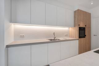 <p><span>Op een rustige en goed bereikbare locatie bevindt zich deze moderne nieuwbouwwoning in gesloten bebouwing. De woning biedt een ruime en praktische indeling, gecombineerd met een hoogwaardige afwerking en een energiezuinige technische uitrusting.</span></p><p><span>Via de inkomhal met gastentoilet komt u in de ruime leefruimte. Dankzij de grote raampartijen geniet de woning van een aangename lichtinval. De leefruimte en keuken sluiten rechtstreeks aan op de tuin, waardoor binnen- en buitenruimte mooi met elkaar verbonden zijn.<br />De volledig ingerichte keuken beschikt over een centraal eiland en is voorzien van een inductiekookplaat met geïntegreerde afzuiging, vaatwasser, koelkast en ruime opbergmogelijkheden. Aansluitend bevindt zich een praktische berging met aansluitingen voor wasmachine en droogkast. </span></p><p><span>Als extra troef bevindt zich er een bureauruimte op de gelijkvloerse verdieping, die geniet van uitzonderlijk veel lichtinval.</span></p><p><span>Op de eerste verdieping bevinden zich twee slaapkamers. Op de overloop is een aparte dressing voorzien, uitgerust met praktische ingemaakte kasten. <br />Daarnaast beschikt deze verdieping over twee badkamers en een afzonderlijk toilet. Sommige slaapkamers zijn tevens voorzien van airco.</span></p><p><span>Op de tweede verdieping bevinden zich nog een slaapkamer, een polyvalente ruimte die naar wens kan worden ingericht als bureau of hobbyruimte, en een derde badkamer. Een afzonderlijk toilet vervolledigt deze verdieping. Bovendien beschikt de woning over een ruime zolder, ideaal als extra bergruimte.Ook technisch is de woning volledig uitgerust met het oog op hedendaags wooncomfort en een laag energieverbruik. Zo beschikt ze over vloerverwarming via een warmtepomp, zonnepanelen, een ventilatiesysteem en een waterontharder. Er is geen gasaansluiting aanwezig.</span></p><p><span>Troeven</span></p><ul><li><span>Drie slaapkamers</span></li><li><span>Drie badkamers</span></li><li><span>Vier toiletten</span></li><li><span>Aparte dressing met ingemaakte kasten</span></li><li><span>Airconditioning in verschillende slaapkamers</span></li><li><span>Ruime zolder</span></li><li><span>Vloerverwarming via warmtepomp</span></li><li><span>Zonnepanelen</span></li><li><span>Ventilatiesysteem</span></li><li><span>Volledig ingerichte keuken met eiland</span></li><li><span>Waterontharder</span></li><li><span>Veel natuurlijke lichtinval</span></li><li><span>Tuin rechtstreeks aansluitend op de leefruimte en keuken</span></li><li><span>Energiezuinige nieuwbouwwoning</span></li><li><span>Gesloten bebouwing</span></li><li><span>Rustige ligging met vlotte bereikbaarheid</span></li></ul><p><span>Een ruime en comfortabele nieuwbouwwoning met een doordachte indeling, veel lichtinval en een rechtstreekse verbinding met de tuin. Met vier slaapkamers, drie badkamers en een aparte dressing biedt deze woning bijzonder veel wooncomfort voor het hele gezin.</span></p><p><span>Wenst u deze woning zelf te ontdekken? Neem gerust contact met ons op om een bezoek in te plannen.</span></p>
