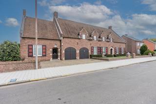 Exclusieve riante villa in het hart van Geel. <br /><br />Bent u op zoek naar een uitzonderlijke eigendom waar ruimte, klasse en topligging samenkomen?<br /><br />Op een ruim perceel in het bruisende hart van Geel bevindt zich deze indrukwekkende, riante villa. <br />Deze statige eigendom onderscheidt zich door haar royale volume (624 m²), talrijke mogelijkheden en uitstekende ligging. Met maar liefst 5 slaapkamers (mogelijkheid voor meer slaapkamers), 2 badkamers en dubbele garage biedt deze villa alle ruimte voor een groot gezin of voor wie graag geniet van een luxueuze woonomgeving. <br /><br />Een bijzondere troef is het afzonderlijke gedeelte met eigen inkom, ideaal voor het uitoefenen van een vrij beroep, thuispraktijk of kantoor aan huis. Hierdoor kunnen wonen en werken perfect gecombineerd worden maar toch met behoud van de nodige privacy. <br /><br />De absolute troeven nog eens op een rij:<br />- Karaktervolle villa met uitzonderlijk veel ruimte<br />- 5 slaapkamers en 2 badkamers<br />- Dubbele garage<br />- Ruim perceel op een toplocatie<br />- Afzonderlijk gedeelte voor thuispraktijk, kantoor, ... met eigen inkom<br />- Geen renovatieverplichting<br /><br />Kortom: een exclusieve woonkans voor wie net dat tikkeltje meer zoekt. <br /><br />Laat u charmeren door de uitstraling en mogelijkheden en plan uw bezoek op het nummer 014 58 02 08 of via info@immovl.be!