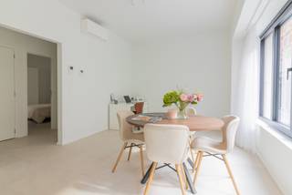 Vernieuwbouwappartment met aparte slaapkamer op AAA-locatie in het centrum van Leuven. <br /><br />Dit appartement is voorzien van hoogwaardige en duurzame materialen. <br />Indeling: inkomhal, apart toilet, berging met aansluiting voor wasmachine, leefruimte met open keuken (combi-oven, koelkast met vriesvak, kookplaat), aparte ruime slaapkamer en privatief terras en een en-suite badkamer voorzien van een lavabo met spiegelkast en douche.<br /><br />Het appartement is voorzien van meubels, verlichting en gordijnen. <br />Er is een ventilatiesysteem (type C+). Verwarming en koeling gebeurt via individuele warmtepompen (luch-lucht). <br /><br />Beschikbaar vanaf 1 september 2026. Huurprijs: 1275 Euro + 100 Euro gemeenschappelijke kost. <br />Ook mogelijk voor studenten. <br /><br />Wenst u graag een bezichting? mail naar linda@immogve.be of 016/56.56.14