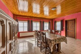 <p>Voor meer info of een bezoek, bel 053 59 49 33 - Nabij het treinstation van Zandbergen bevindt zich deze<strong> goed onderhouden woning. </strong>Een school en openbaar vervoer bevinden zich op wandelafstand. Het pand kan, mits energetische ingreep, omgebouwd worden naar een tijdloze woning. <strong>Op zich kan men hier verder onmiddellijk intrekken gezien de goede staat van het gebouw.</strong> Het gelijkvloers omvat een ruime living met een salon en een eetplaats, een open keuken, een toilet, een overloop, <strong>een garage</strong>, een berging en een cv-ruimte. Het verdiep bestaat uit een nachthal, een berging, <strong>drie slaapkamers</strong> en een badkamer. Er is geen tuin, wel <strong>een ruime oprit</strong>. Cv op stookolie - Buitenschrijnwerk in hout dubbel glas - Dak met pannen (Maatregelenregister in aanvraag)</p>