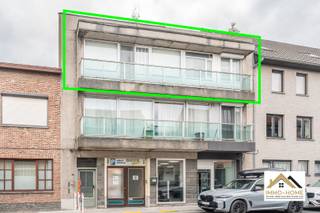 Dit appartement is gelegen op de tweede verdieping van het complex, en bereik je via de gemeenschappelijke trap. Deze brengt je tot in een...