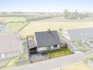 KOM LANGS OP DE KIJKDAG OP ZATERDAG 6 JUNI VAN 10-12U! CONTACTEER BO OP 0498 74 25 28 EN MAAK UW AFSPRAAK.
Deze recente vrijstaande woning bevindt zich in een doodlopende straat in een rustige, residentiële wijk. Rust en privacy zijn hier dus gegarandeerd. Dankzij het recente bouwjaar is de woning volledig instapklaar en voorzien van alle moderne comfort, waaronder een uitstekende EPC-score A. Extra interessant: deze woning wordt verkocht onder registratierechten en niet onder het btw-stelsel.
Via de inkomhal met gastentoilet betreden we de woning en komen we terecht in de lichtrijke leefruimte. De grote raampartijen zorgen voor een aangename lichtinval, terwijl de pelletkachel extra sfeer en gezelligheid creëert. Aansluitend bevindt zich de volledig geïnstalleerde keuken. Zowel de leefruimte als de keuken geniet van een prachtig zicht op de tuin en de achterliggende velden. Naast de keuken is er een praktische berging voorzien, evenals een inpandige garage.
Op de eerste verdieping bevinden zich vier volwaardige slaapkamers, allemaal uitgerust met rolluiken, verwarming en onderhoudsvriendelijke parkettegels. Verder is er een ruime badkamer met zowel een ligbad als een douche. Extra bergruimte vindt u op de zolder, die bereikbaar is via een schuiftrap.
Buiten is er voorzien in een aangename tuin met open zicht en een praktische tuinberging. Parkeren kan niet alleen in de garage, maar ook op de oprit of onder de carport.
Een woning die comfort, ruimte en rust perfect combineert én bovendien volledig instapklaar is. Dat is voor de snelle beslissers. Laat deze unieke kans niet aan u voorbijgaan en plan vandaag nog uw bezoek met Bo via 051 480 980!