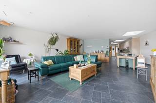[[ DIT PAND NEEMT DEEL AAN DE ERA OPEN HUIZEN DAG OP 19/9 VAN 14:30 TOT 15:30 ]]
Deze volledig heropgebouwde woning is gelegen in de Pannestraat, een vlot bereikbare locatie op korte afstand van winkels, scholen en andere voorzieningen. Enkel de voorgevel van de oorspronkelijke woning bleef behouden. <br /><br />Indeling: <br />Via de inkomhal kom je in de volledig ingerichte keuken met aansluitend een ruime en praktische berging. De lichtrijke leefruimte biedt een mooi zicht op de tuin. <br /><br />Verder beschikt de woning over een wasplaats, een afzonderlijk toilet en een bureauruimte. De badkamer is uitgerust met een ligbad, een inloopdouche en een dubbele wastafel. <br /><br />Op de eerste verdieping bevindt zich een slaapkamer met een eigen wastafel, een apart toilet en een kleine dressing. Daarnaast is er nog een zolderruimte aanwezig, die de mogelijkheid biedt om een extra slaapkamer in te richten. <br /><br />Buiten geniet je van een aangenaam terras, een onderhoudsvriendelijke tuin en een ruime koer afgewerkt met kiezelsteentjes. De twee tuinhuizen zorgen voor extra opbergruimte. <br /><br />Troeven: 
<ul><li>Gunstig EPC </li><li>Volledig heropgebouwde woning </li><li>Centrale ligging in de Pannestraat </li><li>Mogelijkheid tot het creëren van een extra slaapkamer</li></ul>
Interesse? Neem gerust contact met ons op via 058 31 58 58 of mail naar hanne.huyghe@era.be