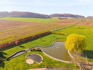 Te koop: unieke eigendom met paardenstallen/loods op 3,38 hectare genietend van een prachtig zicht op de Vlaamse Ardennen.In het landelijke Melden...