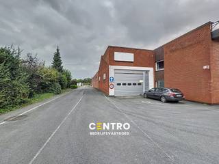 <strong><u>BENADERENDE AFMETINGEN:</u></strong><br />Magazijn: 98,70 m² (b: 7,20 m x d: 13,70 m).<br /><br /><strong><u>AFWERKING:</u></strong><br />Solide, gemetste constructie – gewapende betonvloer - hellend dak, zijraam en dakraam - elektrische sectionaalpoort Crawford (b: 4,80 x h: 3,45) -  volledige overspanning - vrije hoogte 3,45m - TL-verlichting.<br /><br /><strong><u>BESTEMMINGSMOGELIJKHEDEN:</u></strong><br />Opslag.<br /><br /><strong><u>NUTSVOORZIENINGEN:</u></strong><br />Elektriciteit (3x220V-N) 20A, regenwater mogelijk.<br /><br /><strong><u>LIGGING:</u></strong><br />Gelegen te Rumbeke, vlakbij E403/A17.<br /><br /><u>* Bijzonderheden</u><br />- Goede toegankelijkheid voor vrachtwagens.<br />- Prijzen excl. onroerende voorheffing (forfait 1m), gemene kosten (€5/m²/j) en voorschot elektriciteit.<br />- Onze referentie op <strong>www.centro.be</strong>: <strong>P0454-30 </strong>of contacteer ons via <strong>050700102</strong>.<br /><br /><strong>CENTRO | BEDRIJFSVASTGOED </strong> is reeds 24 jaar<u> gespecialiseerd in de bemiddeling van commercieel- en bedrijfsvastgoed</u> in West- en Oost Vlaanderen.<br /><strong>Wilt u ook weten hoeveel uw bedrijfsgebouw waard is?</strong><br />Contacteer ons vrijblijvend voor een marktconforme waardebepaling van uw pand. <br /> 