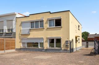 Kleinschalig appartementsgebouw met 2 appartementen.<br /><br />Dit kleinschalige gebouw met 2 wooneenheden en 2 garages is uitstekend gelegen in het centrum van Heist-op-den-Berg, op wandelafstand van winkels, horeca, openbaar vervoer en andere dagelijkse voorzieningen. De centrale ligging zorgt bovendien voor een uitstekende bereikbaarheid.<br /><br />Het gebouw omvat 2 afzonderlijke wooneenheden, elk voorzien van een aangename leefruimte, keuken, badkamer en slaapkamers. Daarnaast beschikt het pand over 2 garages, wat een grote meerwaarde vormt in het centrum.<br /><br />Het gebouw dateert van 1962 en werd doorheen de jaren steeds goed onderhouden. Dankzij de combinatie van de centrale ligging, de twee afzonderlijke woonentiteiten en de aanwezige garages biedt dit pand verschillende mogelijkheden, zowel voor eigen bewoning als voor verhuur of als interessante investering.<br /><br />Voor een bezoek ter plaatse en/of meer informatie, contacteer ons op het nummer +32 15 34 34 54*of via mail: sander.deloose@imovastgoed.be.