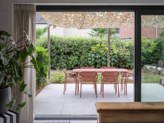 Stijlvolle nieuwbouwwoning (2019) met tuin op 50 m van het Ter Durmenpark.<br /><br /><strong>Unieke woning die het energetische met het stijlvolle combineert</strong>. De woning beschikt over een <strong>bruto oppervlakte van 180 m²</strong> en is gelegen op <strong>een perceel van ca. 210 m²</strong>.<br /><br />Door de <strong>vele raampartijen</strong>, het <strong>open karakter</strong> en de <strong>hoge plafonds</strong> biedt de woning een <strong>zeer ruimtelijk gevoel</strong>. Naast de <strong>praktische indeling</strong> werd voor de afwerking ook gekozen voor <strong>duurzame en hoogwaardige materialen</strong>. Dit resulteert in <strong>een unieke woonbeleving</strong>.<br /><br />De bijzondere gezinswoning beschikt over <strong>drie slaapkamers</strong>, een <strong>praktische fietsenberging</strong> en een bijzonder <strong>scherpe EPC-score van 45 kWh/m² (A).</strong><br /><br />De woonst is gelegen in <strong>een kindvriendelijke buurt</strong>, grenzend aan het <strong>Ter Durmenpark</strong>, en beschikt over een <strong>zeer goede bereikbaarheid.</strong><br /><br /><strong>De ideale opportuniteit voor wie op zoek is naar een instapklare, stijlvolle en energetische woning nabij Gent. (aankoop onder registratierechten)</strong>