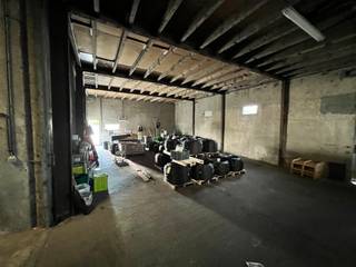 <p><strong>Ruime loods met water en elektriciteit – beschikbaar vanaf 1 december<br />Bezoek mogelijk door het invullen van onderstaande link:<br />https://mijnhuurprofiel.be/property/8b6c913b-0d36-43b7-8c5e-2c8a32b1a2dd</strong></p>
<p>Op zoek naar een functionele opslag- of werkruimte in Meulebeke?<br />Deze praktische <strong>loods</strong> biedt tal van mogelijkheden voor zelfstandigen, ondernemers of particulieren die nood hebben aan extra opslag of werkruimte.</p>
<p>De loods is <strong>voorzien van elektriciteit en water</strong>, wat ze uiterst geschikt maakt voor uiteenlopende doeleinden zoals stockage, atelier, of lichte werkactiviteiten. Dankzij de <strong>vlotte bereikbaarheid</strong> en de <strong>centrale ligging</strong> in Meulebeke, is dit een ideale uitvalsbasis voor wie actief is in de regio.</p>
<p><strong>Beschikbaar vanaf 1 december 2025.</strong></p>
<p><strong>Troeven:</strong></p>
<ul><li>
<p>Ruime loods met polyvalente mogelijkheden</p>
</li><li>
<p>Aansluiting op water en elektriciteit</p>
</li><li>
<p>Goede bereikbaarheid</p>
</li><li>
<p>Beschikbaar vanaf 01/12/2025</p>
</li></ul>
<p>Interesse in deze loods of wens je meer info?<br />Contacteer ons vandaag nog voor meer details of een bezoek ter plaatse!</p>