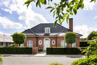 In www.veldrijk12.be (url kopiëren en plakken indien doorklikken niet lukt) in Stasegem stellen we jou graag deze woning voor. De huidige eigenares bouwde destijds de woning en geniet sindsdien van de ruimte en de ligging. Nu de kinderen uit huis zijn, is ook zij klaar voor een volgende stap. Ben jij op zoek naar een kwalitatieve, alleenstaande woning nabij de dorpskern van Stasegem en in een doodlopende straat? Neem dan gerust een kijkje op de website van de woning. Interessante extra: als kapster had Ann haar zaak op het gelijkvloers. Deze ruimte kan dus dienen als praktijkruimte maar eveneen als thuisbureau, speelkamer, gelijkvloerse slaapkamer, ... <br /> <br />HOMERUN: Op zondag 28 juni ben je van harte welkom op de Homerun van deze woning. Via www.veldrijk12.be kan je een afspraak inplannen. Eveneens via de website verneem je veel meer, zoals een uitgebreide omschrijving, foto's, 360° rondgang, documenten, … <br /><br />KICK-OFF PRIJS: De vermelde prijs is een Kick-Off prijs waarop een eenmalig bod kan uitgebracht worden (zowel boven als onder de Kick-Off prijs). Dankzij het kwaliteitslabel van Henry Houser ben je zeker dat de biedingen correct verlopen zonder dat er een opbodspel gehouden wordt!<br /><br />EXTRA BEZOEK: Mocht je op 28 juni niet vrij zijn, geef dan gerust een belletje om een afspraak in te plannen op een ander moment.<br /><br />Groeten, Hendrik van Henry Houser
