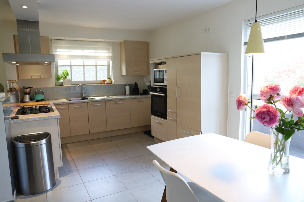 Prachtige halfopen bebouwing met 3 slaapkamers, garage en zuidgerichte tuin. - photo 4