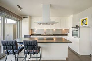 Deze woning in de Meirelos is rustig gelegen in een aangename woonwijk en biedt volledige privacy, terwijl alle voorzieningen zoals winkels, scholen en openbaar vervoer zich in de nabije omgeving bevinden. Dankzij de vlotte bereikbaarheid is dit een ideale locatie voor gezinnen en pendelaars.<br /><br />Deze lichtrijke halfopen bebouwing (2005) combineert comfort, ruimte en energiezuinig wonen. Op het gelijkvloers bevinden zich een ruime woonkamer en eetplaats, een open en volledig uitgeruste keuken met berging en een praktisch bureau dat ook kan dienen als extra slaapkamer.<br /><br />De eerste verdieping telt drie volwaardige slaapkamers, waarvan één met dressing, een ruime badkamer, apart toilet, wasberging en een aangename nachthal.<br /><br />Een echte troef is de sfeervolle veranda met lounge en eetplaats, die uitgeeft op de zonnige tuin. Hier geniet u van optimale ontspanning met een pergola, jacuzzi en bar.<br /><br />De woning is bijzonder energiezuinig met een EPC-score A (47 kWh/m²/jaar), dankzij zonnepanelen, airconditioning en een warmtepompboiler. De elektriciteit is conform. Een ruime garage maakt het geheel compleet.<br /><br />Een perfect onderhouden woning waar comfort, licht en energiezuinigheid centraal staan.<br /><br />Meer informatie en 3D-tour via www.hillewaere-vastgoed.be.