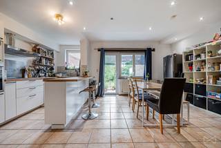 Volledige presentatie: https://weinvest.be/fr-BE/property/for-sale/namur/house/169931  Ruime woning met tuin, momenteel uitgebaat als cohousing voor 4 personen.  Op wandelafstand van het centrum van Namen biedt deze karaktervolle woning een ruime bewoonbare oppervlakte verdeeld over verschillende verdiepingen, tal van inrichtingsmogelijkheden en een bijzonder praktische ligging, vlak bij het openbaar vervoer, scholen, winkels en de belangrijkste autosnelwegen.  Momenteel genereert de cohousing een huuropbrengst van 4 x € 425, ofwel € 1.700/maand + € 85 kosten per huurder.  Indeling:  Gelijkvloers: Inkomhal, leefruimte met salon, eetkamer en keuken (30 m²), badkamer (7 m²). Vanuit deze verdieping is er toegang tot een terras van 8 m² dat uitgeeft op de tuin.  1e verdieping: Hal, 2 slaapkamers (15 en 18 m²), WC.  2e verdieping: Hal, douchekamer met WC, afzonderlijk privétoilet, 2 slaapkamers (15 en 16 m²).  3e verdieping: Hal, douchekamer, WC, bureau (9 m²), 2 slaapkamers (12 en 14 m²).  Een veelzijdige woning met veel potentieel, ideaal voor een groot gezin of een investeerder die op zoek is naar een aantrekkelijk rendement dankzij een indeling die bijzonder geschikt is voor cohousing.  Bonus: nieuwe verwarmingsketel, nieuwe ramen en nieuwe keuken!  Technische kenmerken: centrale verwarming op gas – PVC-ramen met dubbele beglazing – conforme elektrische installatie.  Verkoop onder voorbehoud van aanvaarding door de eigenaar. EPC C – 249 kWh/m².jaar – 49.529 kWh/jaar – 20220211007191  Interesse in een bezoek? 0471 57 81 60 of jimmy.m@weinvest.be