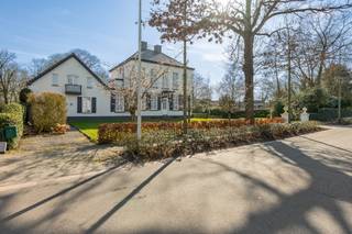 Prachtige, stijlvolle herenwoning gelegen in een van de mooiste straten in het centrum van Essen op een leuk perceel grond van zo’n 2.542m². De...
