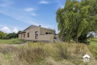 <p>Halfopen woning in landelijke omgeving in Gits, met prachtig uitzicht en een groot perceel.</p>
<p>Deze halfopen bebouwing uit 1977 biedt een aangename combinatie van ruimte, rust en potentieel. Gelegen langs de Bruggesteenweg in Hooglede geniet u hier van een landelijk kader met een open zicht op de omgeving. De woning beschikt over een groot perceel en een ruime parking vooraan, wat zorgt voor extra comfort en praktische toegankelijkheid. Dankzij de functionele indeling met drie slaapkamers, leefruimte en terras vormt dit huis een interessante opportuniteit voor wie op zoek is naar een woning met veel mogelijkheden. De rustige ligging en het mooie uitzicht maken van deze woning een aangename plek om thuis te komen.</p>
<p> </p>
<p>Belangrijkste ruimtes:<br />• Living met aangename lichtinval en zicht op de omgeving<br />• Keuken met praktische indeling<br />• Berging buiten met extra opbergruimte<br />• Toilet<br />• Badkamer<br />• 3 slaapkamers met tal van mogelijkheden<br />• Terras met uitzicht op het perceel en de landelijke omgeving<br /><br /><strong>Ook ideaal als investeringspand! Dit pand kan samen worden aangekocht met Bruggesteenweg 30A, 8830 Gits. Beide panden zijn momenteel verhuurd en genereren elk een maandelijkse huurinkomst van € 1.000.</strong></p>
<p>Neem vandaag nog contact op met je ERA-makelaar voor een bezoek.</p>
<p>JOUW DROOMHUIS. ZO GEVONDEN!</p>
