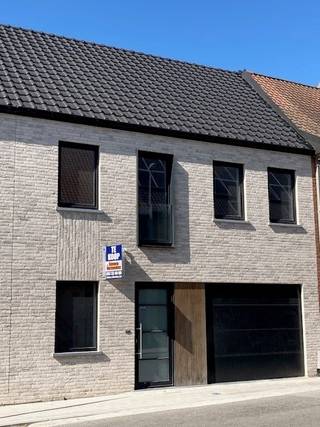 Te koop nieuwbouw woning Duinkerkestraat 68 te Poperinge.De woning omvat: inkomhal, afz. toilet, garage, wasplaats, living, keuken, terras en tuin...