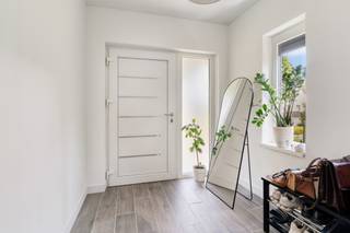 Deze instapklare woning is gelegen in een rustige straat vlakbij bossen en weides. Het centrum van Dessel en Retie bevinden zich in een straal van 3 km en de E34 autosnelweg Antwerpen-Eindhoven op slechts 6 km.<br /><br />Indeling:<br />We betreden de woning via de inkomhal met een apart toilet. De grote leefruimte met een open geïnstalleerde keuken is voorzien van een ingebouwde haard maar ook van airco. <br />Aan de linkerzijde van de woning is er vandaag een praktijkruimte met een aparte ingang. Aansluitend zijn er twee slaapkamers waarvan 1 met een eigen badkamer met een douche in bad, lavabo en toilet. Rechts achteraan de woning bevindt zich de wasplaats.<br />Verder is er nog een droge kelder van +- 60 m² en een kruipruimte.<br /><br /><br />Op de eerste verdieping zijn er 4 ruime slaapkamers en een badkamer met douche, lavabo en toilet.<br />Alle slaapkamers zijn voorzien van airco om te koelen en te verwarmen.<br /><br />De tuin heeft de perfecte grootte en naast een overdekt terras is er ook een garage.<br /><br />Pluspunten: <br /><br />* Energielabel B: 164 kWh/(m² jaar)<br />* 5 slaapkamers (max 7 slaapkamers)<br />* Airco's<br />* Rolluiken<br />* Nieuwe ramen met 3 dubbel glas<br />* Nieuwe badkamers<br />* Instapklaar