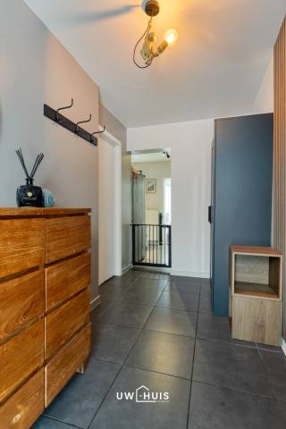 Deze charmante en sfeervolle woning is de ideale starterswoning voor wie op zoek is naar comfort, rust en een uitstekende ligging. De woning is volledig instapklaar en beschikt over tal van troeven zoals dubbele beglazing, centrale verwarming, een gunstig EPC, een conforme elektrische installatie en een asbestveilig attest.<br />Op het gelijkvloers vindt u een gezellige leefruimte, een ingerichte keuken, een praktische slaapkamer en een apart gastentoilet. Op de verdieping bevinden zich een tweede slaapkamer en een badkamer met douche.<br />Daarnaast beschikt de woning over een handige bergzolder, een aangename tuin en een overdekt terras waar u in alle seizoenen kunt genieten van het buitenleven.<br />De ligging is een absolute meerwaarde: rustig gelegen en toch vlakbij openbaar vervoer, winkels, scholen en natuurgebieden.<br />Kortom, een gezellige en verzorgde woning waar u zich meteen thuis zult voelen.<br />