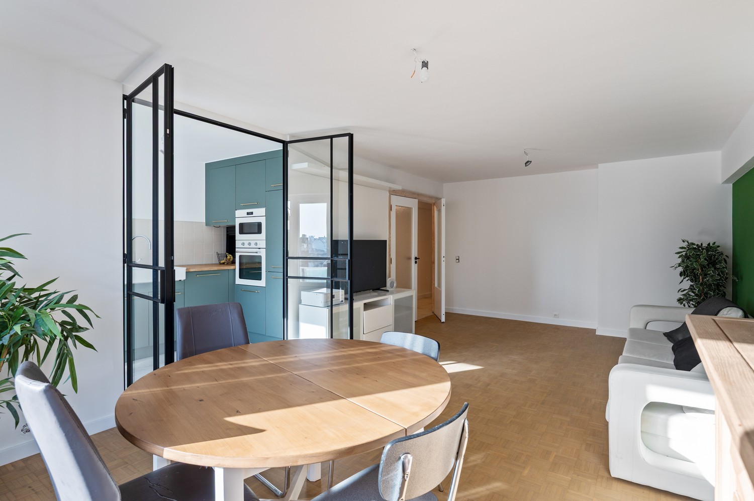 Gerenoveerd appartement met 2 slaapkamers en staanplaatsen te Antwerpen! - foto 5