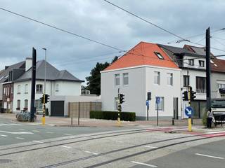 Location<br /><br />Are you looking for a ready-to-move-in home in a prime location? This fully professionally renovated home in Zwijnaarde combines modern living comfort with excellent accessibility.<br /><br />Located a stone's throw from the centre of Zwijnaarde, you can reach Ghent, Merelbeke and Sint-Pieters station in just a few minutes. The connection to the motorway is also smooth and efficient, making this home ideal for commuters.<br /><br />In the immediate vicinity, you will find numerous amenities such as supermarkets, schools, public transport and leisure facilities. Everything you need is within easy reach.<br /><br />Advantages:<br /><br />Completely renovated – ready to move in<br /><br />Central location near Ghent and Zwijnaarde<br /><br />Easy access to motorways and station<br /><br />Close to shops, schools, university and recreation<br /><br />Description<br /><br />This ready-to-move-in property offers a modern and comfortable layout. On the ground floor, there is a bright living room with a fully equipped, modern open kitchen. Adjacent to this is a practical storage room and a guest toilet.<br /><br />The first floor has two full bedrooms, perfect as bedrooms, studies or guest rooms, and a beautifully equipped bathroom. On the second floor, there is a third, very spacious bedroom, which can also serve as a master bedroom or multifunctional room.<br /><br />At the rear of the house, you can enjoy a spacious and conveniently oriented terrace.<br /><br />For information and/or a viewing, please call <span>Guillaume Delbecque <strong>0472/25.70.76</strong></span>