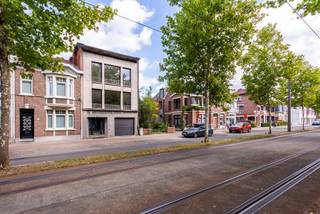 Deze ruime, volledig onderkelderde woning biedt comfort en kwaliteit op elk niveau. De leefruimte en eetkamer zijn voorzien van stijlvol...