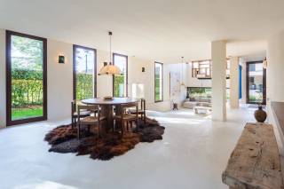 In een rustige, doodlopende straat in Schilde bevindt zich House Sylvan, een uitzonderlijke hedendaagse woning ontworpen door Maison Osaïn. De architectuur werd volledig afgestemd op haar groene omgeving, met grote raampartijen die het omliggende landschap als het ware naar binnen brengen. Het resultaat is een bijzonder lichtrijke woning waarin architectuur, interieur en natuur op een vanzelfsprekende manier samenkomen.<br /><br />Het hart van de woning wordt gevormd door de open leefruimte met keuken, eetplaats en zithoek, waarbij verschillende niveaus en een indrukwekkende dubbele hoogte zorgen voor een aangenaam gevoel van ruimte en volume. De grote glaspartijen bieden vanuit de leefruimtes een prachtig, vrij uitzicht over de omliggende weilanden en zorgen voor een sterke verbinding met de tuin.<br /><br />Ook het interieur werd door Maison Osaïn ontworpen als één harmonieus geheel. Natuurlijke materialen, hout, natuursteen en zachte aardetinten creëren een warme en tijdloze sfeer, waarbij het licht en het veranderende landschap een belangrijke rol spelen.<br /><br />De woning beschikt over ca. 270 m² woonoppervlakte op een perceel van 987 m² en omvat momenteel drie slaapkamers, met de mogelijkheid om een vierde slaapkamer te creëren, en twee badkamers. Dankzij de combinatie van een doordacht ontwerp en hedendaagse technieken geniet u hier van een hoog wooncomfort. Zo is de woning uitgerust met een warmtepomp, vloerverwarming en -koeling, zonnepanelen, ventilatiesysteem en een laadpaal voor elektrisch rijden. <br /><br />House Sylvan is een unieke combinatie van hedendaagse architectuur, hoogwaardige afwerking en rust, met het groene landschap als dagelijks decor.<br /><br />*Verkoop onder 6% btw (onder voorwaarden).<br /><br />Interesse?<br />Contacteer LISTED voor een bezoek: +32 3 283 51 51.