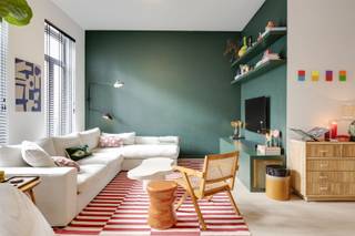 <p>Right in the middle of the vibrant city center, you will find this beautiful apartment of 125 m². Located in an elegant townhouse that was completely renovated in 2020, this is a place where class, light and space come together.</p><p>The location could hardly be better: within walking distance of the Eilandje, the Zuid, the Grote Markt and the Meir. Yet there is a surprising tranquility here thanks to the charming one-way street. All amenities - stores, schools, public transport and cultural hotspots - are within easy reach. This is city living at its best: bustling when you want it, serene when you come home.</p><p>Why you want to live here<br />-    Complete renovation in 2020 - from insulation to ventilation<br />-    2 bedrooms and 2 bathrooms<br />-    South-facing living space with lots of light<br />-    Terrace, with possibility of creating a much larger terrace<br />-    Private cellar storage included<br />-    Low fixed costs: € 115/month</p><p>A stylish entrance hall with checkroom leads to the living space which is bathed in natural light thanks to huge south-facing windows. The open kitchen with cooking island is fully equipped and forms the beating heart of the home. Adjacent is a convenient storage room with laundry facilities.</p><p>The living room exudes warmth and elegance, with a built-in TV cabinet and access to the terrace. Further along you will find a separate guest toilet, a full second bedroom and a spacious bathroom with bathtub and double sinks. To the rear is the master bedroom with fitted dressing room and luxurious en-suite bathroom with walk-in shower - a touch of hotel comfort in your own home.</p><p>Charming, bright and finished to perfection. This apartment is ideal for those who love stylish city living.</p><p>Discover this apartment and plan your visit via sinjoor.be.</p>