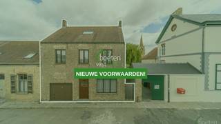 Charmante maar te renoveren halfopen woning met tuin in het historische hart van Beauvoorde op 392m² grondoppervlakte<br />In de sfeervolle dorpskern van Beauvoorde bevindt zich deze halfopen bebouwing met oostgerichte tuin en verrassend veel potentieel. Gelegen in een rustige straat geniet u hier van een unieke combinatie van landelijke rust en een vlotte bereikbaarheid richting Veurne, de kust en de E40.<br />Beauvoorde staat bekend om zijn pittoreske karakter en het prachtige Kasteel van Beauvoorde, dé toeristische trekpleister van het dorp. Daarnaast vindt u er tal van lokale voorzieningen zoals een warme bakker, school, kapsalon, koffiehuisje, bloemenwinkel en verschillende hoevewinkels met verse streekproducten.<br />Binnenin biedt de woning een aangename en praktische indeling. Op het gelijkvloers vindt u een inkomhal, een lichtrijke leefruimte, veranda en een ruime keuken met ontbijthoek en diverse toestellen. Verder zijn er een apart toilet, een berging/wasplaats en een inpandige garage die eventueel ook perfect kan dienen als bureau, hobbyruimte of slaapkamer op het gelijkvloers. De woning is bovendien deels onderkelderd met een droge kelderruimte.<br />Op de eerste verdieping bevinden zich drie slaapkamers, een nachthal en een badkamer met ligbad en aansluitingen voor douche en toilet. De tweede verdieping omvat een ruime zolder waarvan het dak eind jaren ’80 vernieuwd werd en waarvan het gebinte nog in goede staat verkeert.<br />Buiten geniet u van een gezellig terras, een oostgerichte tuin met tuinhuis en een handige zijdelingse toegang via een poortje.<br />Technisch beschikt de woning over regenwaterput, dubbele beglazing en een recente dubbelwandige mazouttank (2020). Hoewel de woning degelijk onderhouden werd, zijn er zeker renovatie- en opfriswerken nodig, wat u de kans geeft om het geheel verder naar eigen smaak te moderniseren.<br />Kortom: een charmante woning met karakter, tuin en uitbreidingsmogelijkheden op een prachtige ligging in één van de meest geliefde dorpen van de streek.